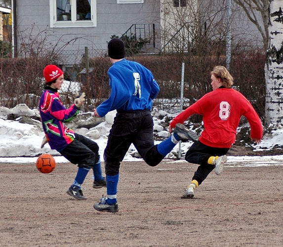 2006_0401_15.JPG - Nr.8 i Södra Anton Rudengård fastställer slutresultatet till 6-0 på en målvaktsutrusning